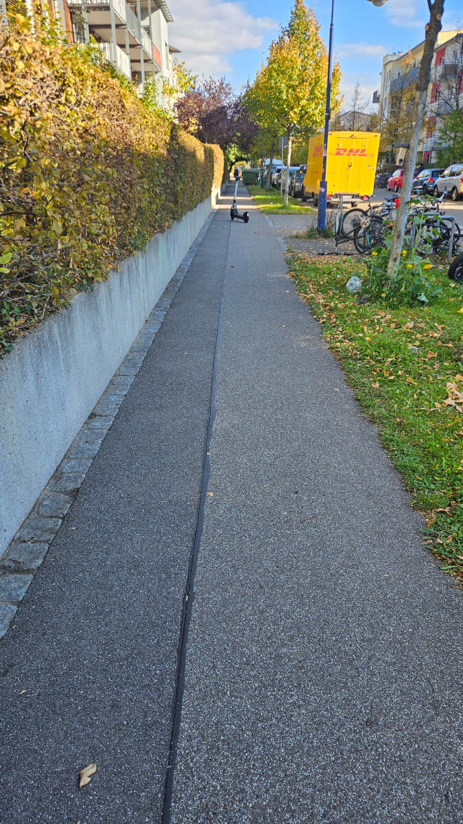 Gehwegreinigung – Nachher Sauberer und von Laub befreiter Gehweg nach der Außenreinigung