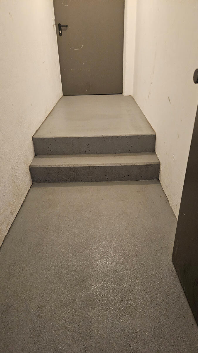 Treppenreinigung – Nachher Gereinigte Treppenstufen nach der professionellen Treppenhausreinigung